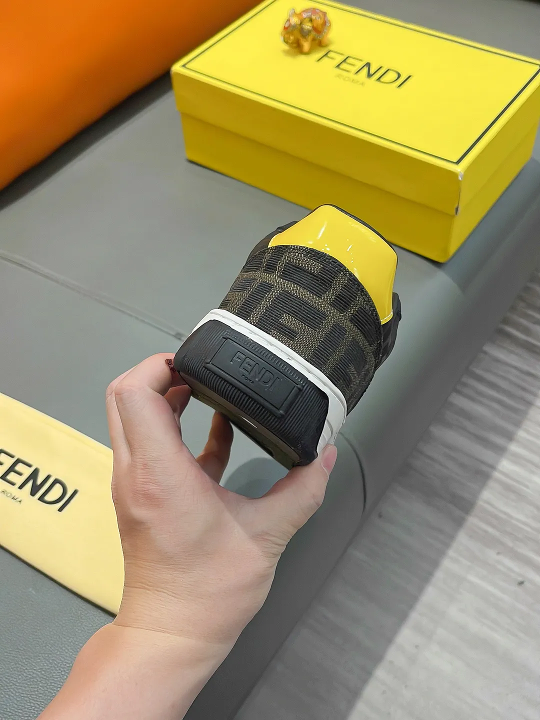 Men's shoes FENDI "Fendi" P400 Regular size: 38-44 (casual shoes) Product materials: Selected cowhide upper, soft sheepskin lining; original outsole.
